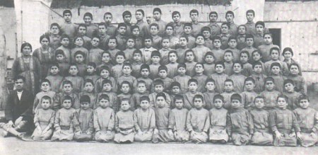 Manouchian à l'orphelinat de Djunié en Syrie, 191